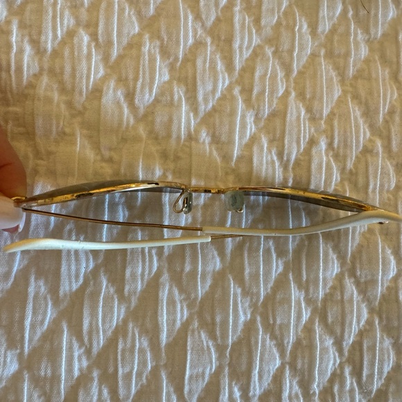 Ray Ban Aviators- gold frame, brown lenses, white ear pieces - Picture 5 of 5